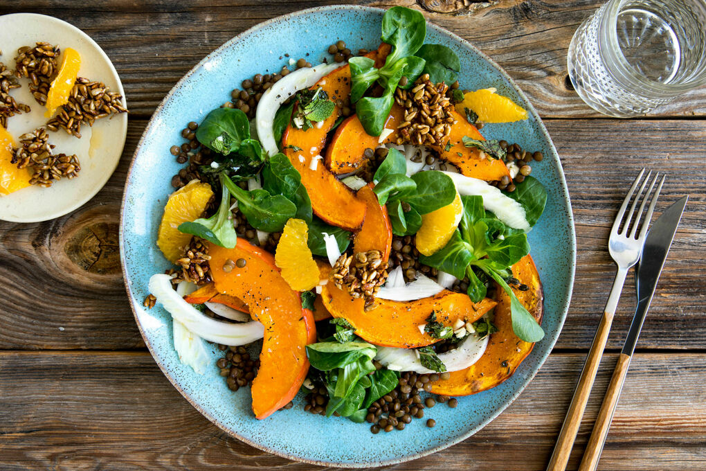 Ofen-Hokkaido mit Zitronenthymian und fruchtigem Linsen-Fenchel-Salat