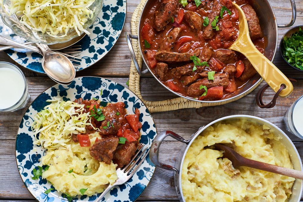 Leichtes Kalbs-Gulasch mit Buttermilch-Kartoffelstampf