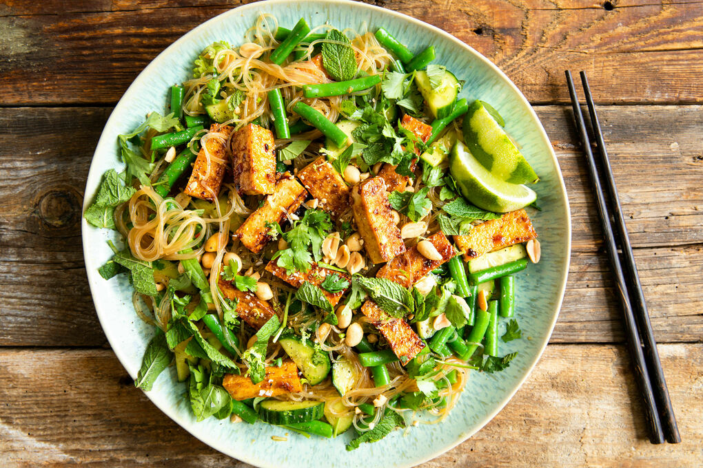 Vietnamesische Glasnudeln mit Tofu und grünen Bohnen