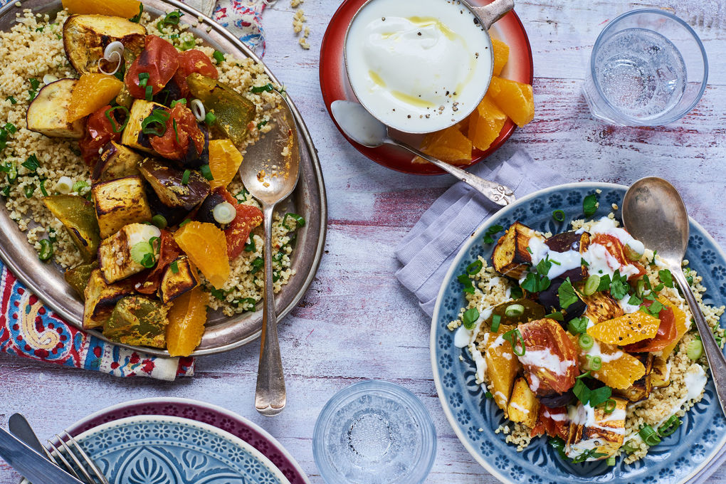 Joghurt-Röst-Gemüse mit Kräuter-Bulgur und Orange