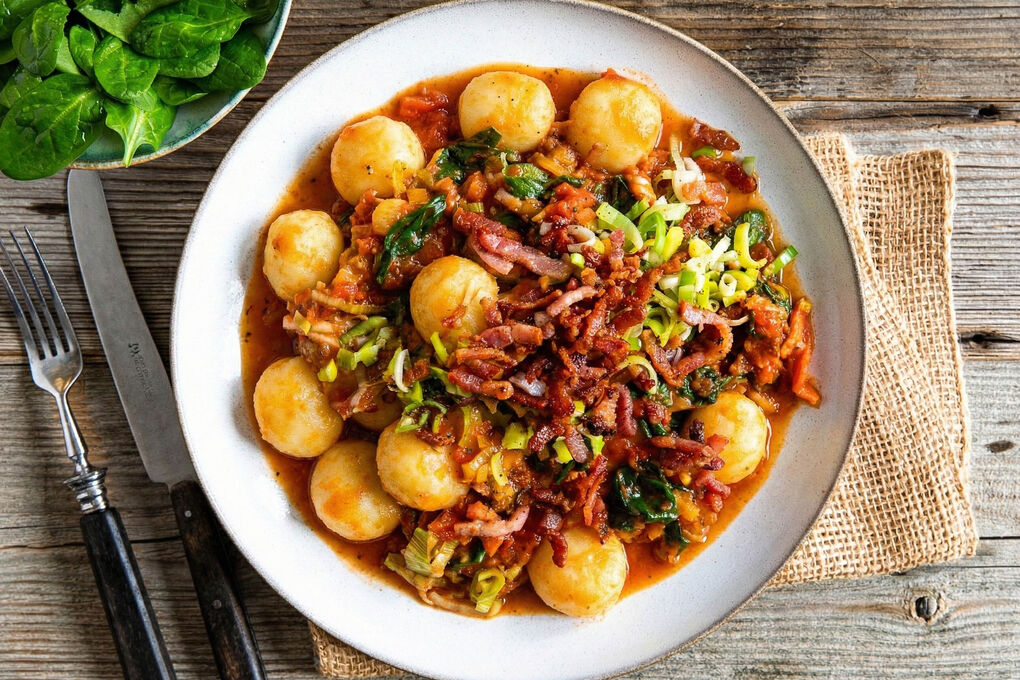 Käse-Gnocchi mit Speck in Tomatensauce, dazu Spinatsalat