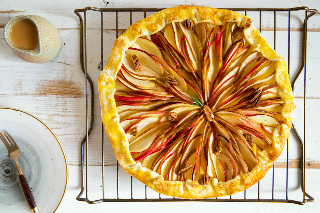 Apfel-Birnen-Galette mit Karamellsauce mit Pekannüssen und Rosmarin