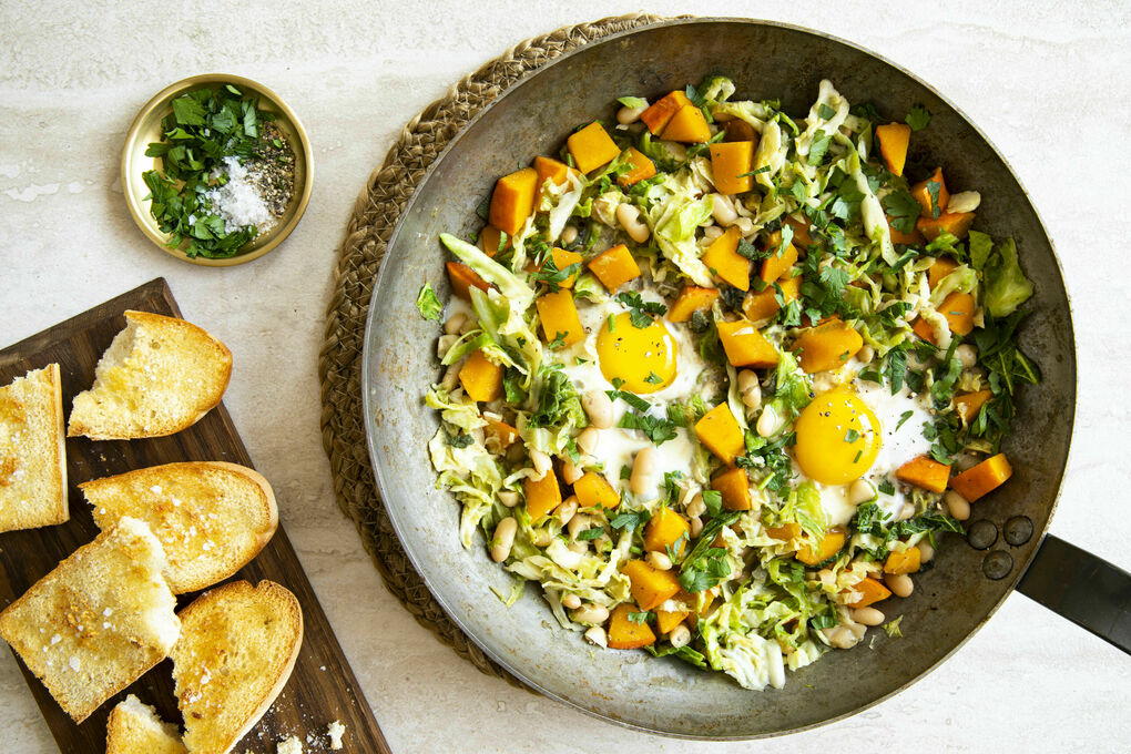 Grüne Shakshuka mit Wirsing und Kürbis dazu knuspriges Knoblauchbaguette