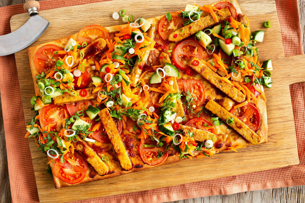 Pizza Bánh-mì-Style mit BBQ-Tempeh und mariniertem Gemüse