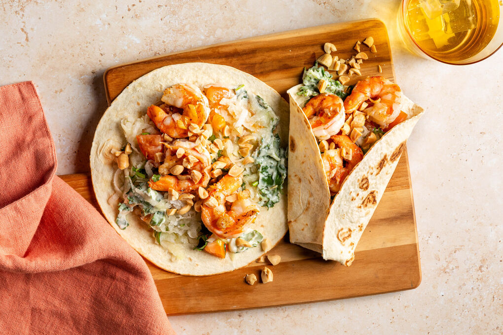 Zitronengras-Garnelen-Wraps mit Kohlrabisalat und Erdnüssen