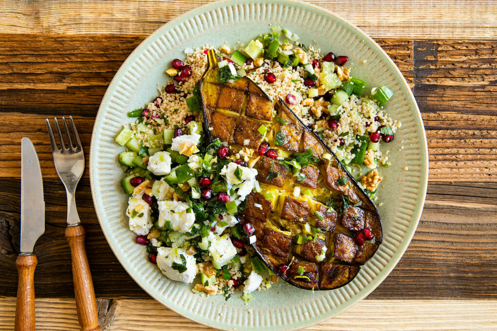 Aubergine mit Ziegenfrischkäse auf Granatapfel-Couscous mit Walnüssen