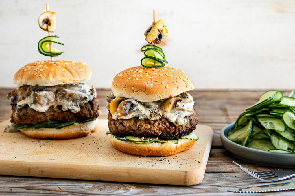 Saftiger Beef-Stroganoff-Burger mit Pilzen, dazu Gurkensalat
