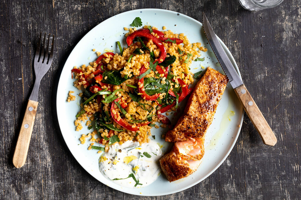 Gebackener Lachs mit Joghurt und Paprika-Spinat-Bulgur