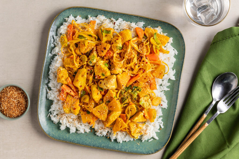 Indisches Curryhähnchen mit Ananas und Gemüse, dazu Reis