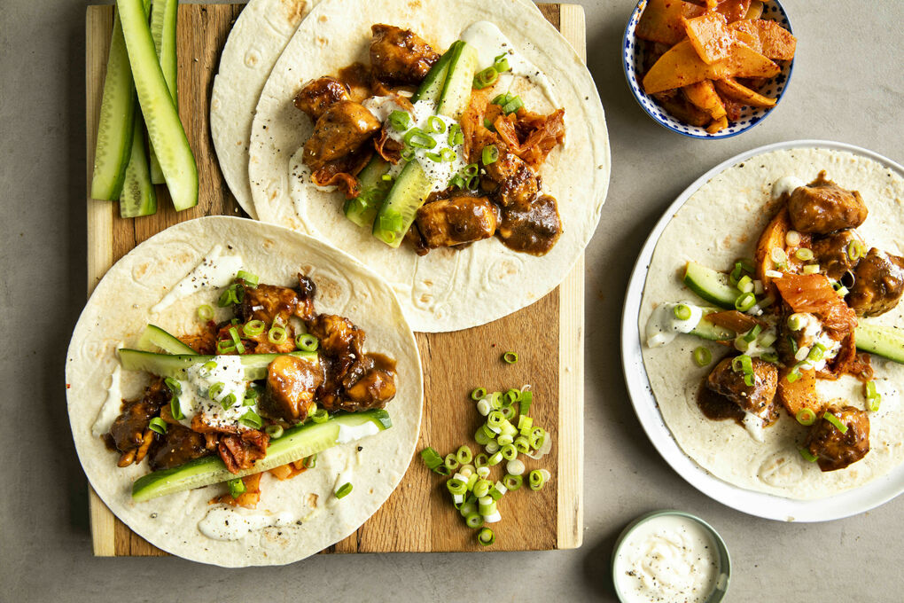 Asia-Wraps mit Teriyaki-Hähnchen und pikantem Birnen-Kimchi