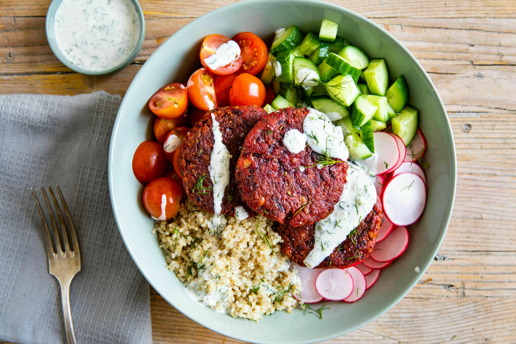 Rote-Bete-Falafel auf Quinoa mit knackigem Gemüse und veganem Mayodip