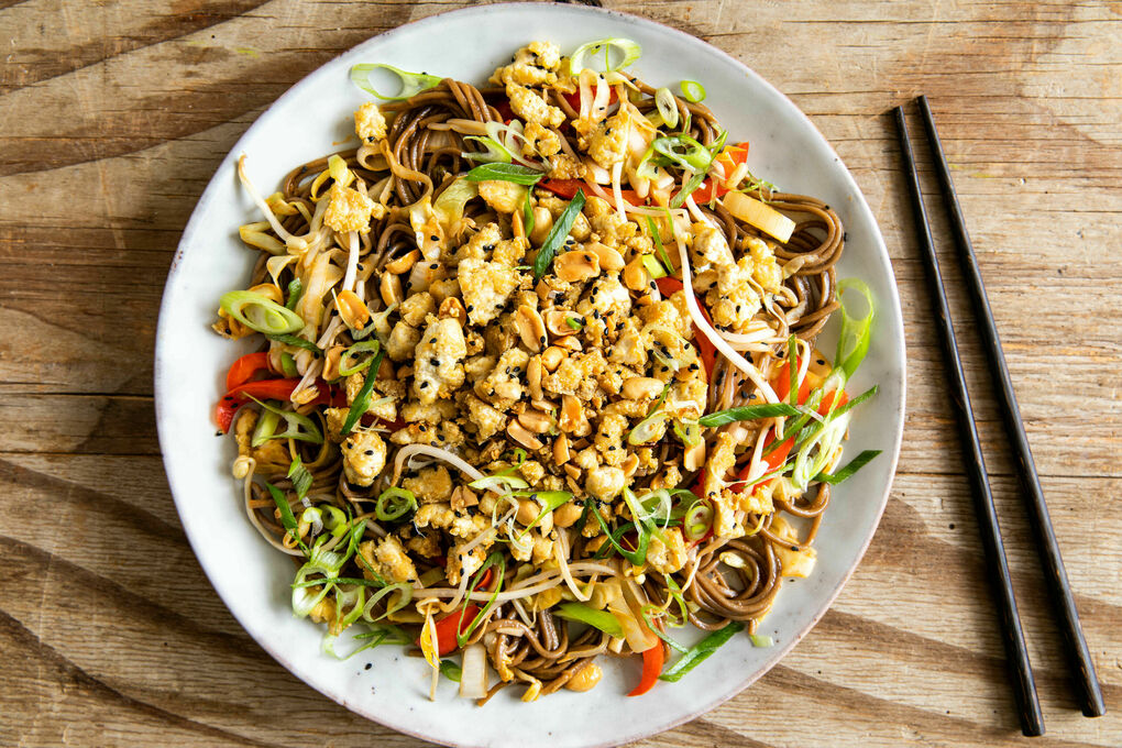 Japanische Nudelpfanne mit Tofu und pikanter Miso-Sesam-Sauce