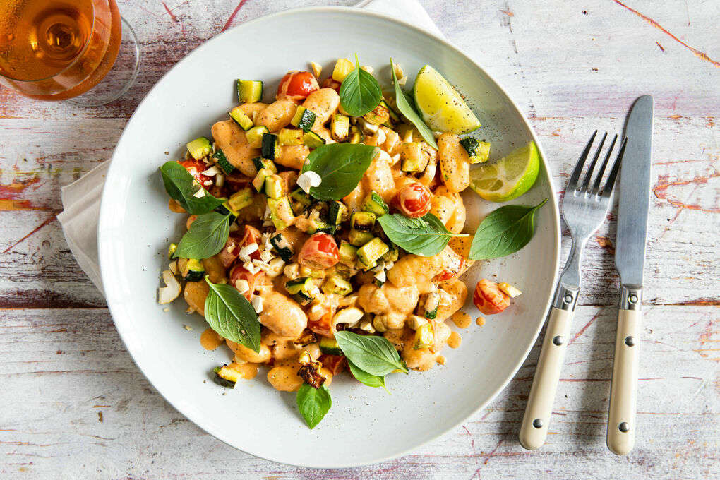 Gnocchi in pikanter Kokossauce mit gebackener Zucchini und Thai-Basilikum