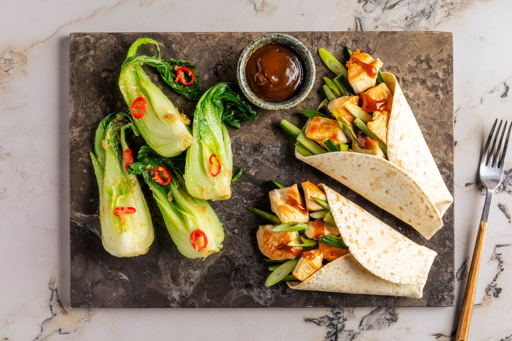 Scharfe Asia-Hähnchen-Wraps mit Hoisinsauce und Pak Choi