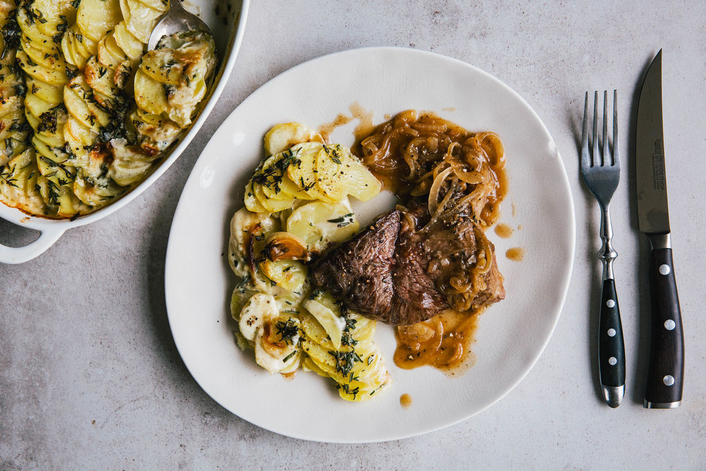 Bio-Rindersteak mit feiner Zwiebelsauce dazu Kartoffelgratin mit Thymian und Rosmarin