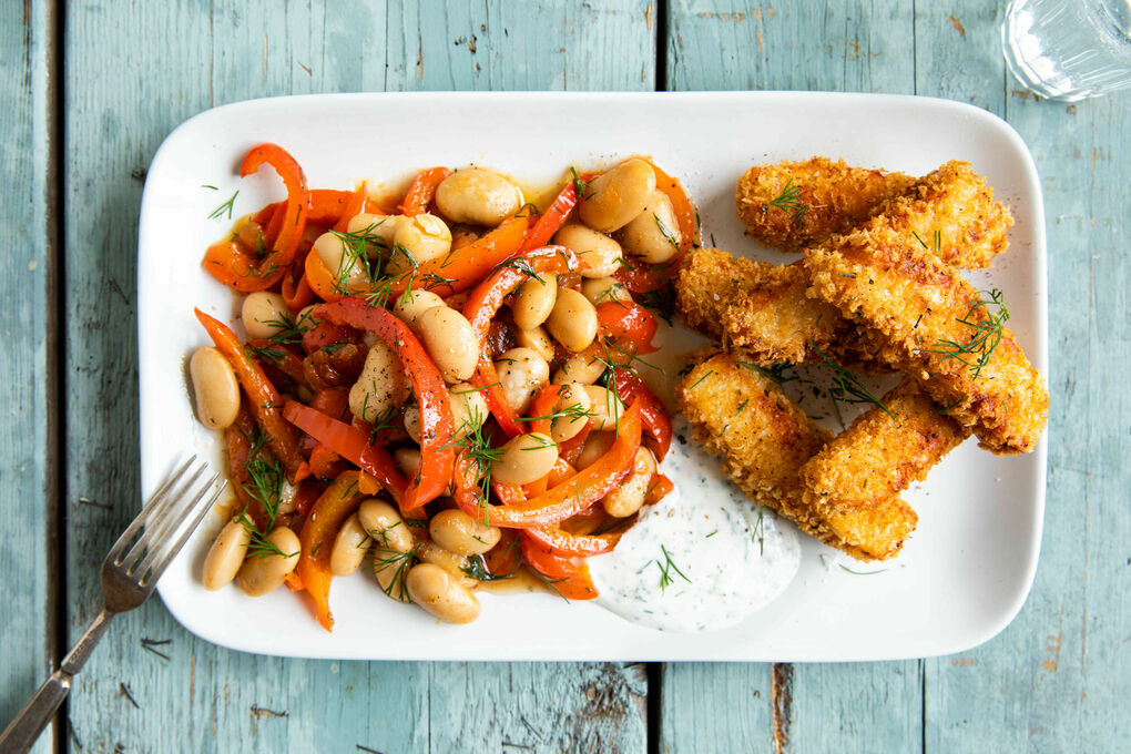 Knusprige Halloumi-Fries mit griechischem Paprika-Bohnen-Gemüse