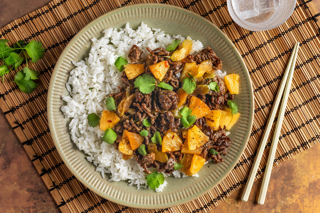 Schnelle Thai-Rinderhackpfanne mit Ananas und Jasminreis