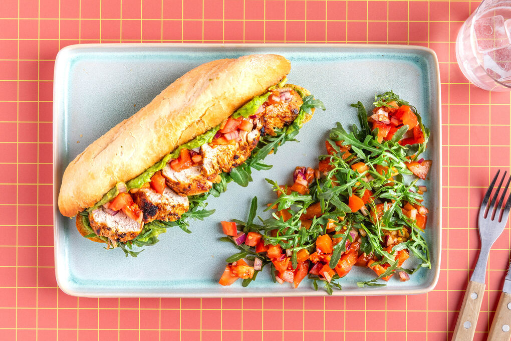 Knuspriges Hähnchensandwich mit Guacamole und Tomatensalsa