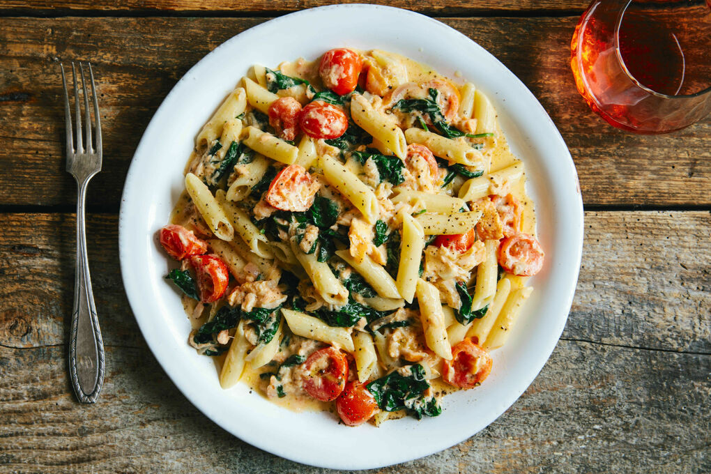 Penne mit Räucherlachs und Spinat in cremiger Sauce mit Kirschtomaten