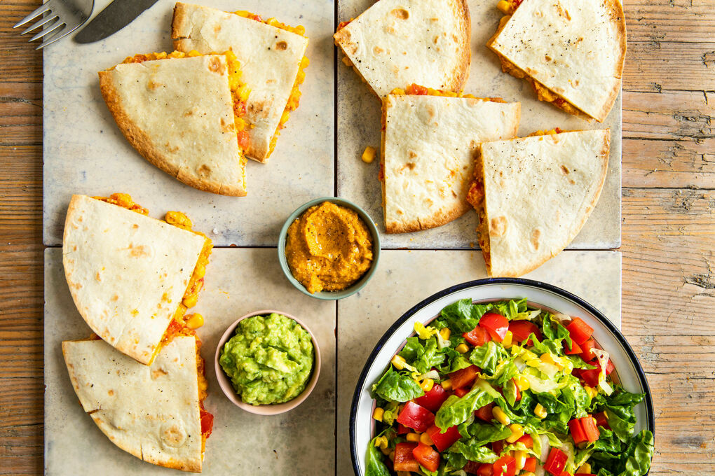 Quesadillas mit Tomaten und Mais dazu vegane Cashewcreme, Guacamole und Salat