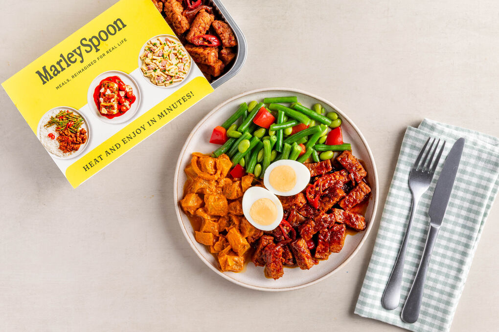 Tempeh-Rendang mit Ei und Karotten Nasi-Goreng-Style