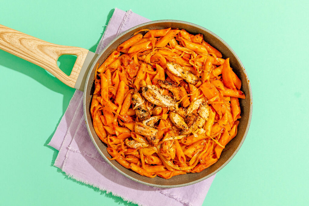 Pikanter Nudeltopf mit Hähnchen mit Karotte und Weißkohl