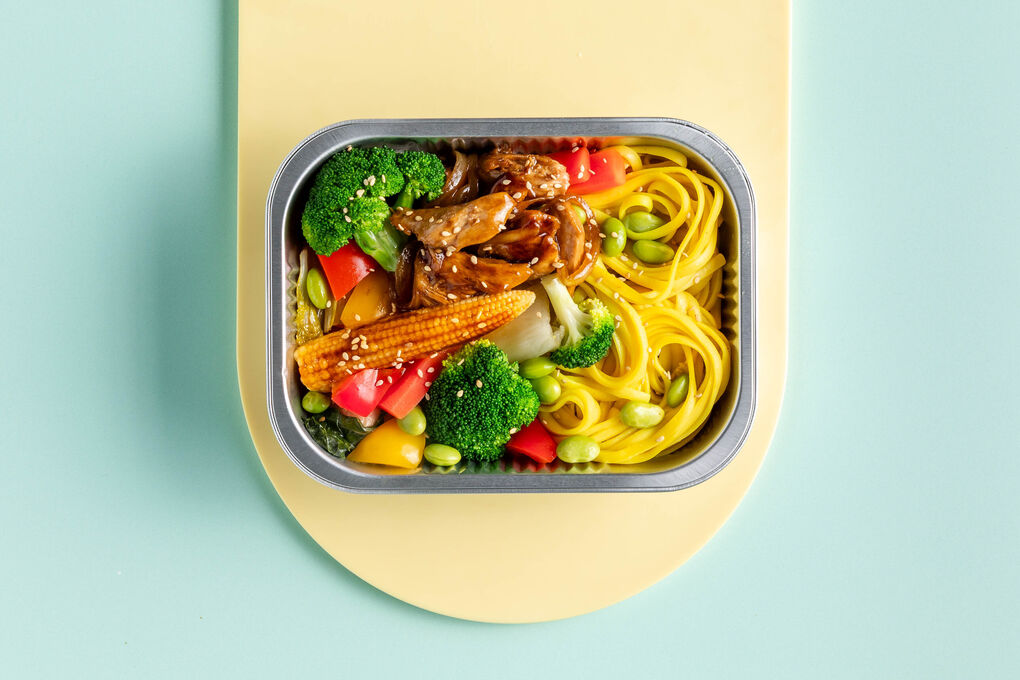 Teriyaki-Hähnchen mit Nudeln und Gemüse