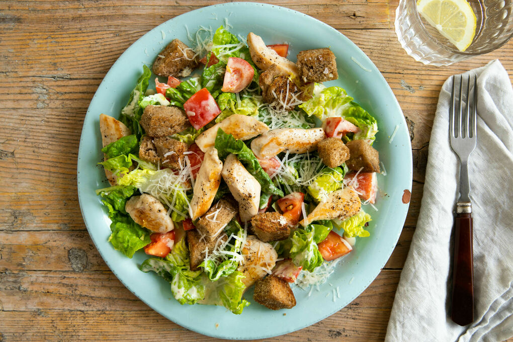 Caesar Salad mit gebratenen Hähnchenbruststreifen
