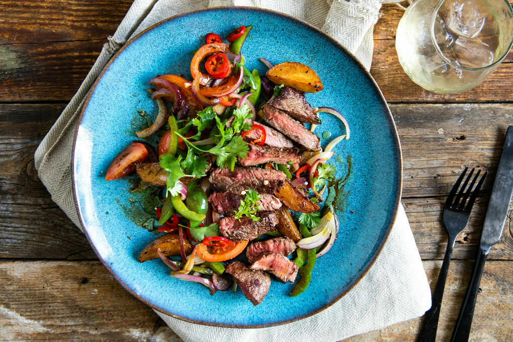 Lomo saltado mit Rindfleisch und würziger Gemüsepfanne