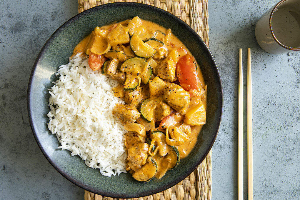 Scharfes Thai-Curry vom Schwein mit Ananas und Zucchini