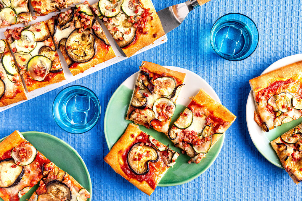 Zucchini-Auberginen-Pizza mit Speck und frischem Mozzarella