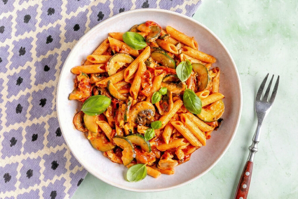 One-Pot-Pasta mit High-Protein-Penne mit Pilzen, Zucchini und Basilikum