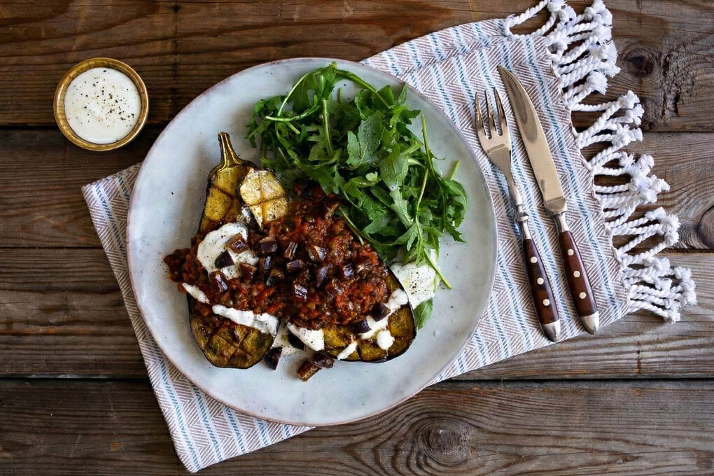 Marokkanische Aubergine mit Linsen, Rucola und Joghurt