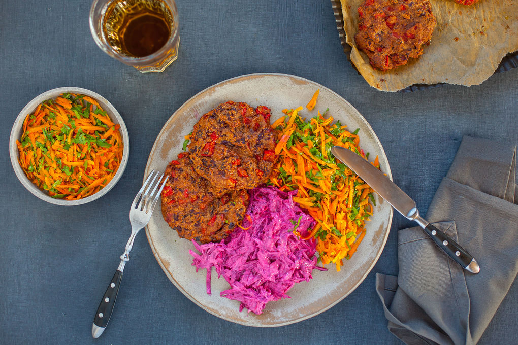 Amaranth-Bohnen Burger mit rote Beete Creme und Karottensalat