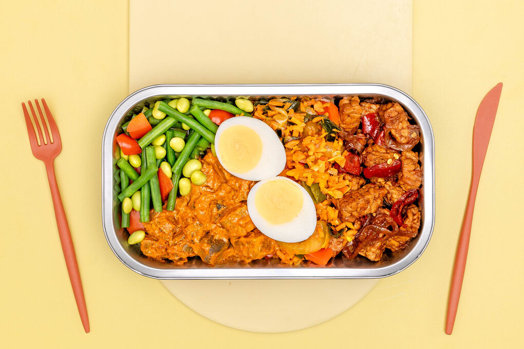 Tempeh-Rendang mit Ei und Karotten Nasi-Goreng-Style