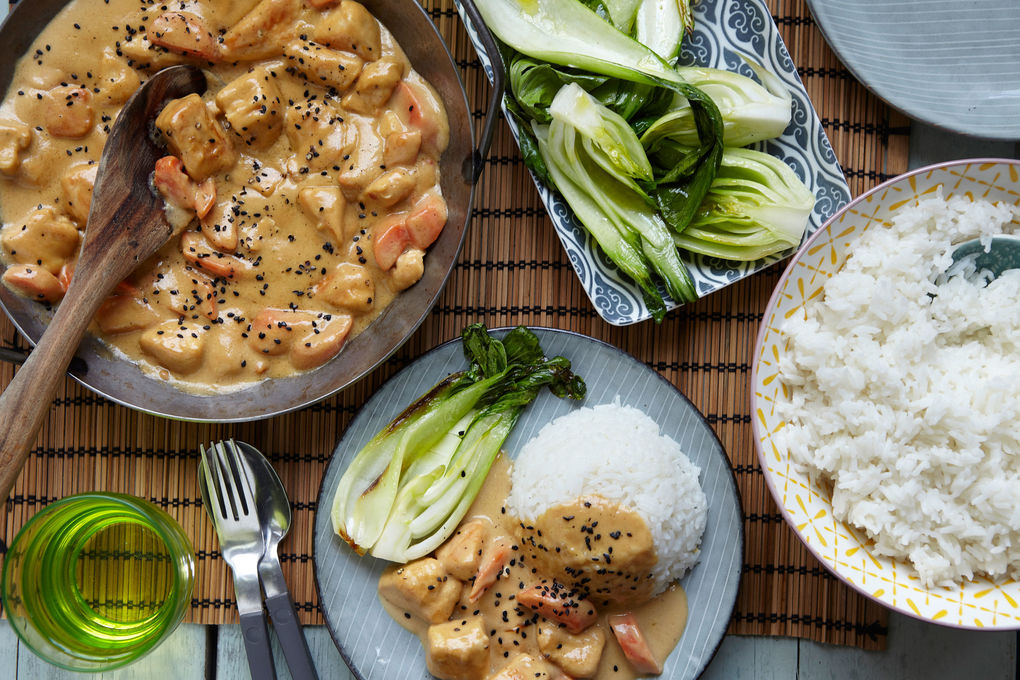 Cremiges Hühnchen-Curry mit Erdnussbutter und Pak Choi