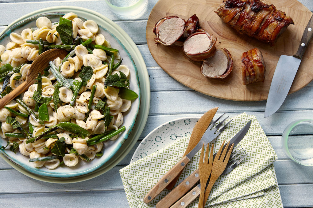Schweinefilet im Bacon-Hemd mit Orecchiette, Bohnen und Minze