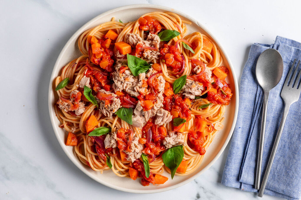 Spaghetti in tomatiger Thunfischsauce mit frischem Basilikum und Karotten