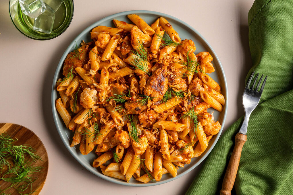 Blumenkohl-Käse-Pasta mit veganem Huhn mit Tomaten-Oliven-Pesto und Dill