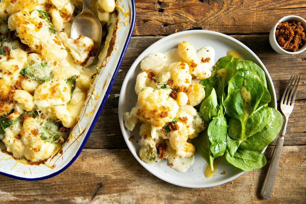 Gnocchi mit Blumenkohl-Käse-Sauce und Knuspertopping, dazu Spinatsalat
