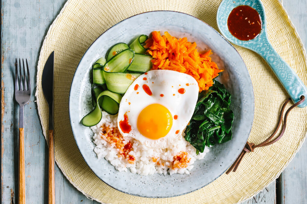 Vegetarisches Bibimbap mit Spiegelei und Gemüse