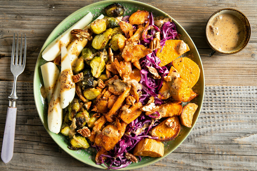 Herbstlicher Salat mit veganem Huhn mit Rosenkohl, Birne und Pekannuss