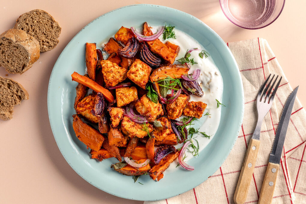 Süß-scharfer Harissa-Tofu mit Ofengemüse und Knoblauch-Joghurt-Sauce