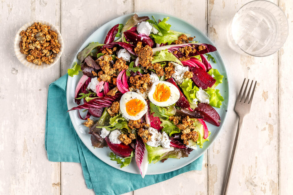 Ziegenfrischkäse und wachsweiches Ei auf Rote-Bete-Chicorée-Salat mit Granola