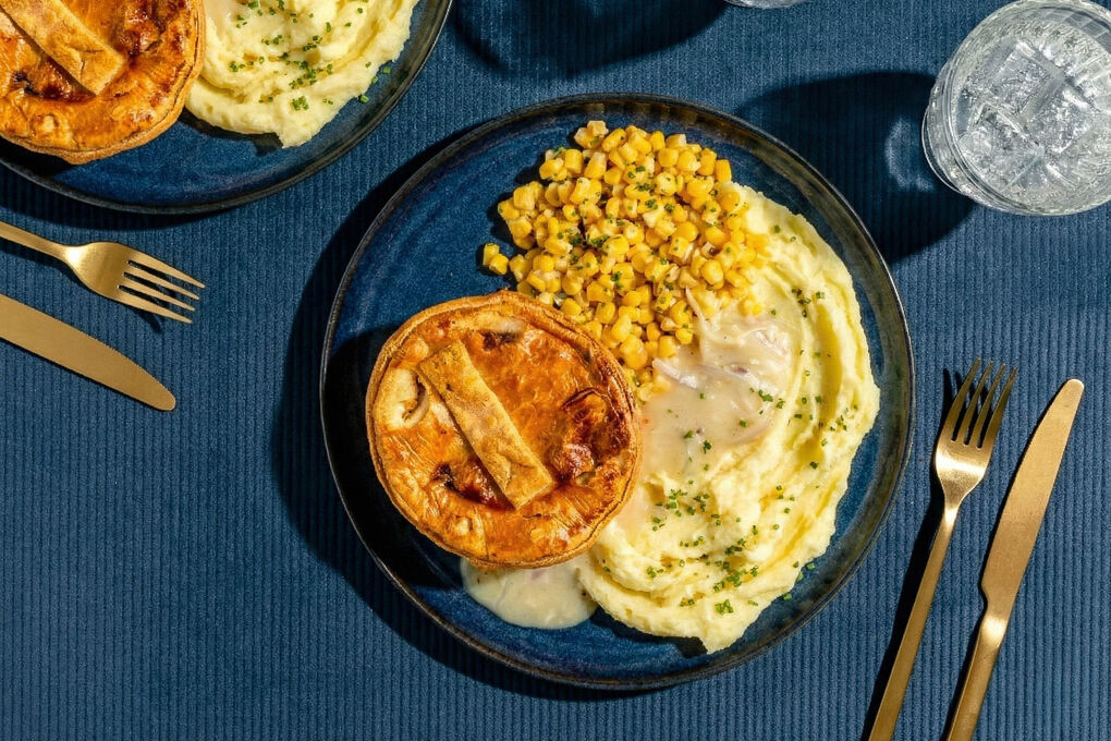 Steak & Stout Pies mit Kartoffelpüree mit Schalottensauce und Buttermais