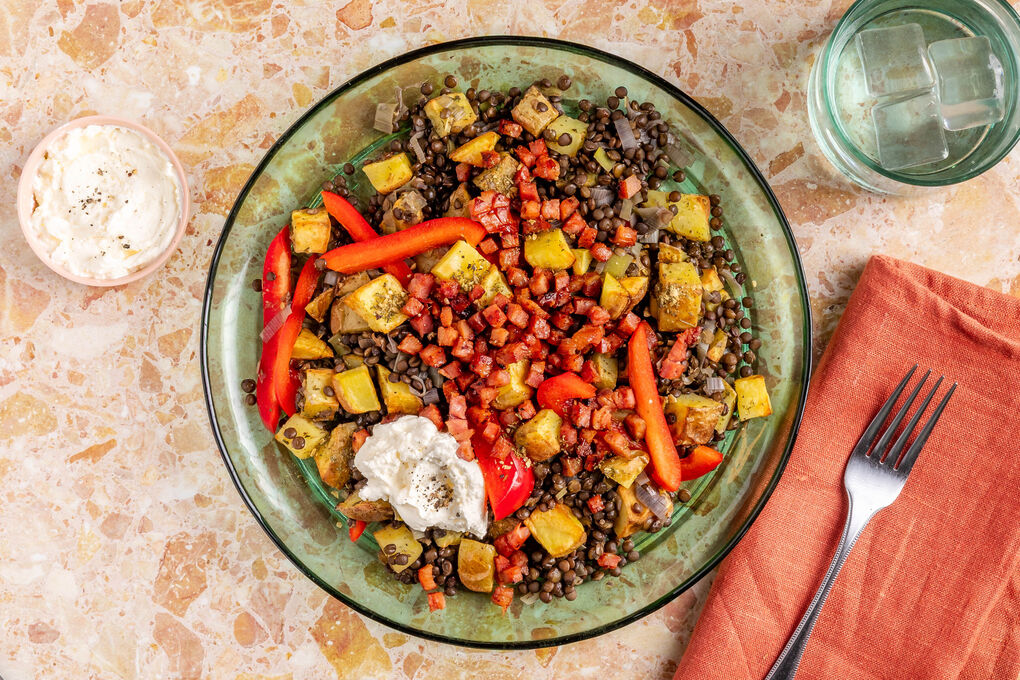 Warmer Kartoffel-Speck-Salat mit Paprika und Crème fraîche