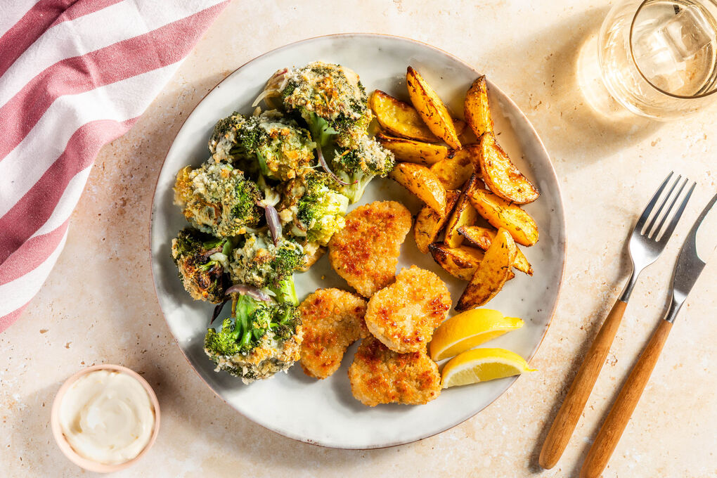 Fischnuggets mit Brokkoligratin dazu Kartoffelspalten aus dem Ofen