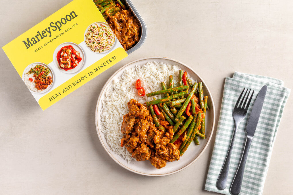Pikantes Rindfleisch-Rendang mit Gemüse und Reis