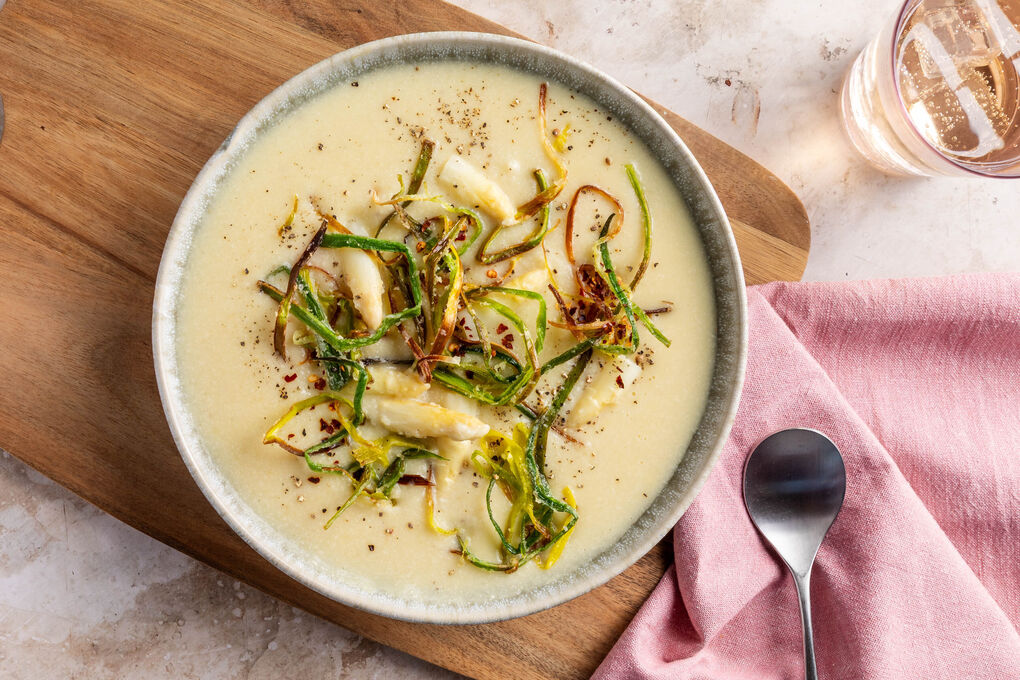 Vegane Spargel-Kartoffel-Cremesuppe mit Cashews und frittiertem Lauch