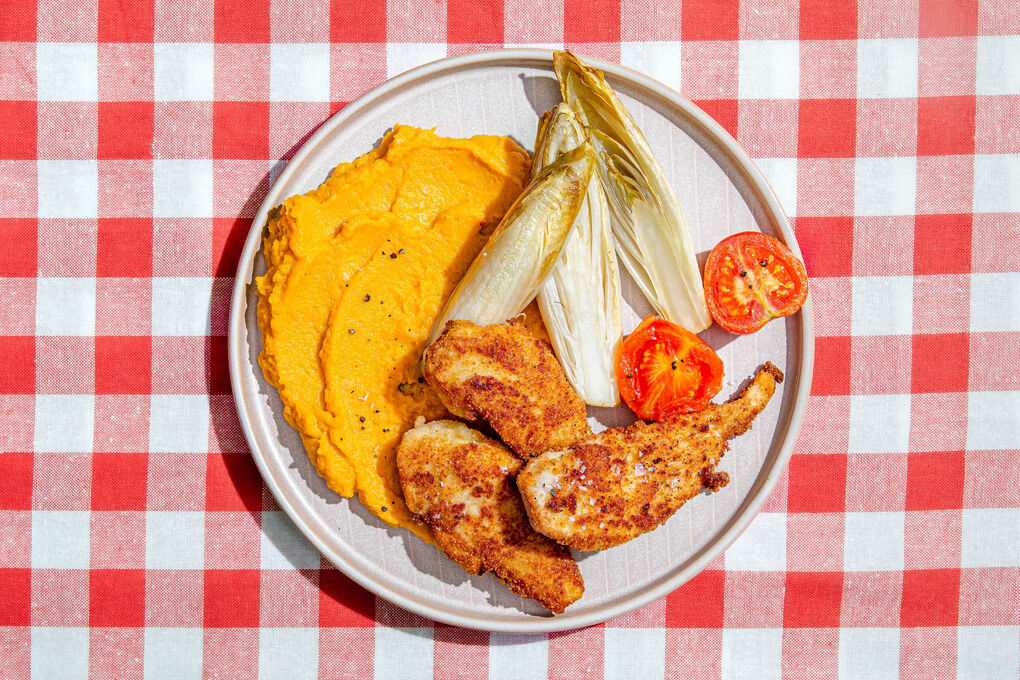 Hähnchen mit Käsekruste an geröstetem Chicoree und Süßkartoffelpüree